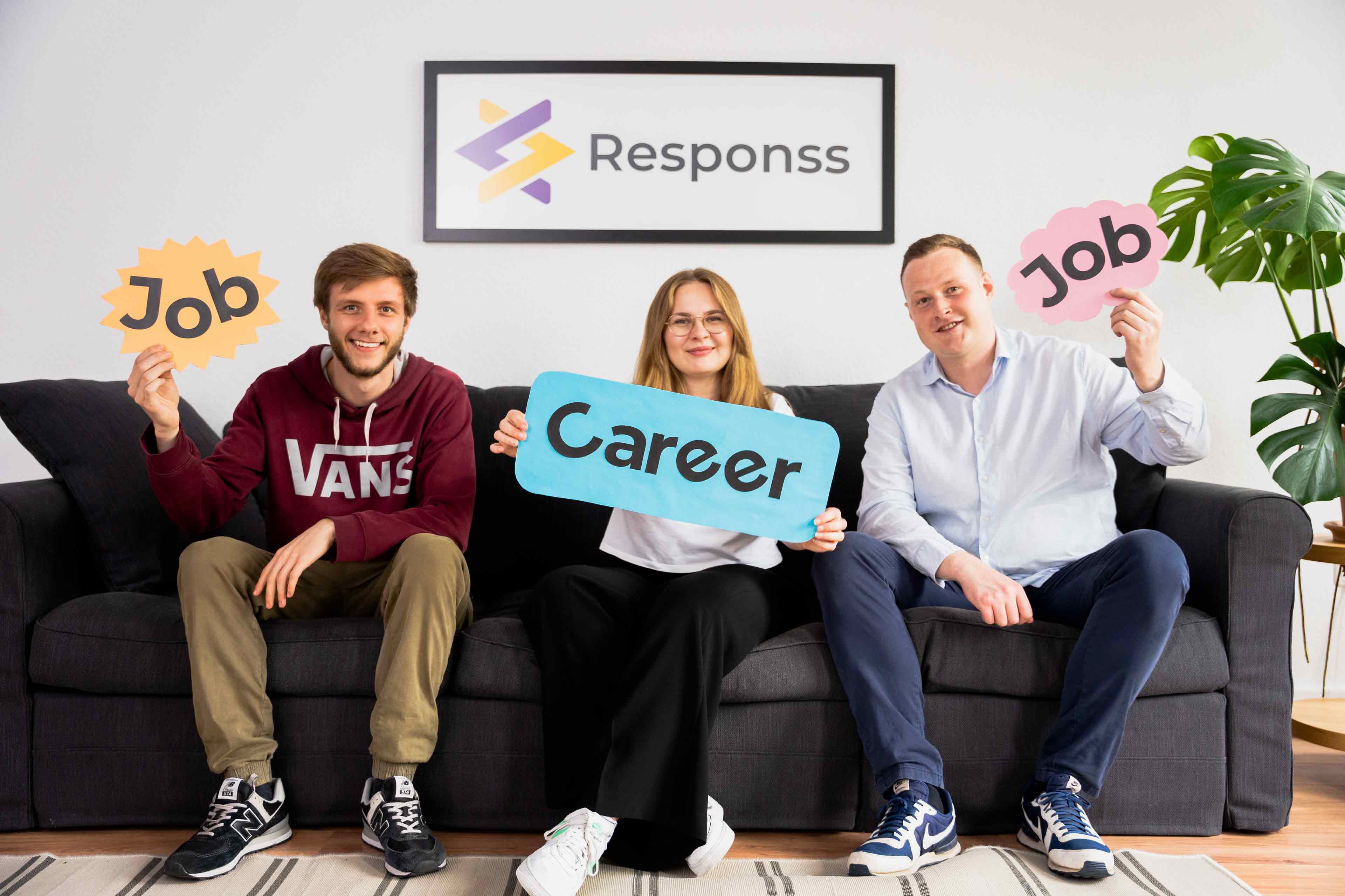 Das Team der Responss GmbH mit Schildern in der Hand, auf denen Job und Career geschrieben ist